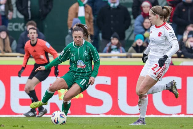 v.li.: Maja Sternad (SV Werder Bremen, 11) und Beatrix Fördös (1. FC Nürnberg, 27) im Zweikampf, Duell, Dynamik, Aktion, Action, Spielszene, DIE DFB-RICHTLINIEN UNTERSAGEN JEGLICHE NUTZUNG VON FOTOS ALS SEQUENZBILDER UND ODER VIDEOÄHNLICHE FOTOSTRECKEN. DFB REGULATIONS PROHIBIT ANY USE OF PHOTOGRAPHS AS IMAGE SEQUENCES AND OR QUASI-VIDEO., 25.01.2026, (), Fussball, Google Pixel Frauen-Bundesliga, SV Werder Bremen - 1. FC Nürnberg