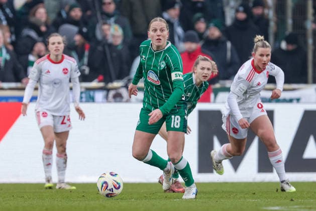 Lina Hausicke (SV Werder Bremen, 18) am Ball, Einzelbild, Ganzkörper, Aktion, Action, Spielszene, DIE DFB-RICHTLINIEN UNTERSAGEN JEGLICHE NUTZUNG VON FOTOS ALS SEQUENZBILDER UND ODER VIDEOÄHNLICHE FOTOSTRECKEN. DFB REGULATIONS PROHIBIT ANY USE OF PHOTOGRAPHS AS IMAGE SEQUENCES AND OR QUASI-VIDEO., 25.01.2026, (), Fussball, Google Pixel Frauen-Bundesliga, SV Werder Bremen - 1. FC Nürnberg