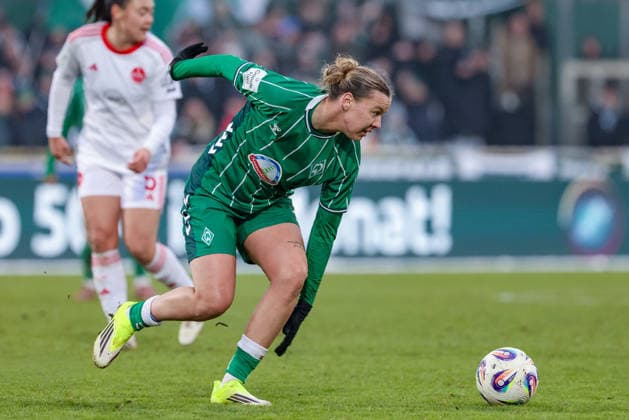 Larissa Mühlhaus (SV Werder Bremen, 7) am Ball, Einzelbild, Ganzkörper, Aktion, Action, Spielszene, DIE DFB-RICHTLINIEN UNTERSAGEN JEGLICHE NUTZUNG VON FOTOS ALS SEQUENZBILDER UND ODER VIDEOÄHNLICHE FOTOSTRECKEN. DFB REGULATIONS PROHIBIT ANY USE OF PHOTOGRAPHS AS IMAGE SEQUENCES AND OR QUASI-VIDEO., 25.01.2026, (), Fussball, Google Pixel Frauen-Bundesliga, SV Werder Bremen - 1. FC Nürnberg