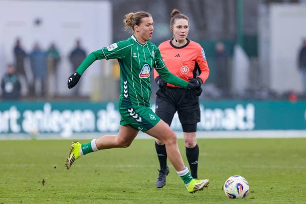 Larissa Mühlhaus (SV Werder Bremen, 7) am Ball, Einzelbild, Ganzkörper, Aktion, Action, Spielszene, DIE DFB-RICHTLINIEN UNTERSAGEN JEGLICHE NUTZUNG VON FOTOS ALS SEQUENZBILDER UND ODER VIDEOÄHNLICHE FOTOSTRECKEN. DFB REGULATIONS PROHIBIT ANY USE OF PHOTOGRAPHS AS IMAGE SEQUENCES AND OR QUASI-VIDEO., 25.01.2026, (), Fussball, Google Pixel Frauen-Bundesliga, SV Werder Bremen - 1. FC Nürnberg