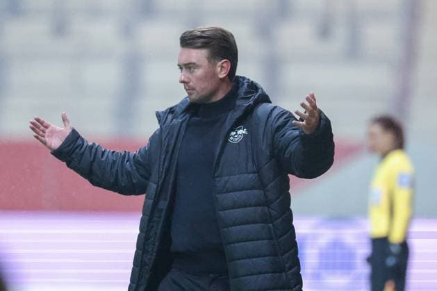 Cheftrainer Jonas Stephan (RB Leipzig Frauen) gestikuliert, gibt Anweisungen an die Mannschaft, FC Bayern Muenchen Frauen vs. RB Leipzig Frauen, Fussball, Frauen, Google Pixel Bundesliga, Saison 2025 2026, 15. Spieltag, 25.01.2026 DFB regulations prohibit any use of photographs as image sequences and or quasi-video Muenchen Bayern Deutschland
