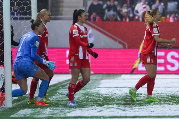 Jovana Damnjanovic 9 (FC Bayern Muenchen Frauen) und Glodis Perla Viggosdottir 4 (FC Bayern Muenchen Frauen) jubeln ueber das 3:0, Emotion, Freude, FC Bayern Muenchen Frauen vs. RB Leipzig Frauen, Fussball, Frauen, Google Pixel Bundesliga, Saison 2025 2026, 15. Spieltag, 25.01.2026 DFB regulations prohibit any use of photographs as image sequences and or quasi-video Muenchen Bayern Deutschland