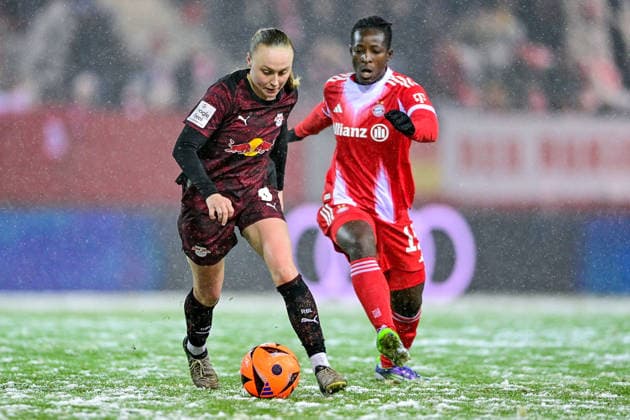 v.li.: Lou-Ann Joly (RB Leipzig, 6) Kakounan Bernadette AMANI (FC Bayern Muenchen, FCB, 15) im Zweikampf, Duell, duel, tackle, Dynamik, Action, Aktion, 25.01.2026, München (Deutschland), Fussball, Google Pixel Frauen-Bundesliga, FC Bayern München - RB Leipzig, DFB DFL REGULATIONS PROHIBIT ANY USE OF PHOTOGRAPHS AS IMAGE SEQUENCES AND OR QUASI-VIDEO.