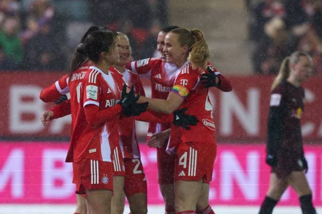 Momoko Tanikawa 18 (FC Bayern Muenchen Frauen), Jovana Damnjanovic 9 (FC Bayern Muenchen Frauen), Glodis Perla Viggosdottir 4 (FC Bayern Muenchen Frauen) bejubeln das 3:0, FC Bayern Muenchen Frauen vs. RB Leipzig Frauen, Fussball, Frauen, Google Pixel Bundesliga, Saison 2025 2026, 15. Spieltag, 25.01.2026 DFB regulations prohibit any use of photographs as image sequences and or quasi-video Muenchen Bayern Deutschland