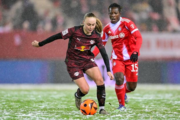 v.li.: Lou-Ann Joly (RB Leipzig, 6) Kakounan Bernadette AMANI (FC Bayern Muenchen, FCB, 15) im Zweikampf, Duell, duel, tackle, Dynamik, Action, Aktion, 25.01.2026, München (Deutschland), Fussball, Google Pixel Frauen-Bundesliga, FC Bayern München - RB Leipzig, DFB DFL REGULATIONS PROHIBIT ANY USE OF PHOTOGRAPHS AS IMAGE SEQUENCES AND OR QUASI-VIDEO.