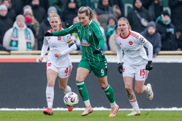Medina Desic (SV Werder Bremen, 9) am Ball, Einzelbild, Ganzkörper, Aktion, Action, Spielszene, DIE DFB-RICHTLINIEN UNTERSAGEN JEGLICHE NUTZUNG VON FOTOS ALS SEQUENZBILDER UND ODER VIDEOÄHNLICHE FOTOSTRECKEN. DFB REGULATIONS PROHIBIT ANY USE OF PHOTOGRAPHS AS IMAGE SEQUENCES AND OR QUASI-VIDEO., 25.01.2026, (), Fussball, Google Pixel Frauen-Bundesliga, SV Werder Bremen - 1. FC Nürnberg