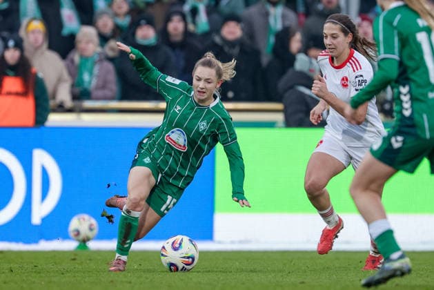 Michelle Weiß (SV Werder Bremen, 15) und Laura Miller (1. FC Nürnberg, 9) im Zweikampf, Duell, Dynamik, Aktion, Action, Spielszene, DIE DFB-RICHTLINIEN UNTERSAGEN JEGLICHE NUTZUNG VON FOTOS ALS SEQUENZBILDER UND ODER VIDEOÄHNLICHE FOTOSTRECKEN. DFB REGULATIONS PROHIBIT ANY USE OF PHOTOGRAPHS AS IMAGE SEQUENCES AND OR QUASI-VIDEO., 25.01.2026, (), Fussball, Google Pixel Frauen-Bundesliga, SV Werder Bremen - 1. FC Nürnberg