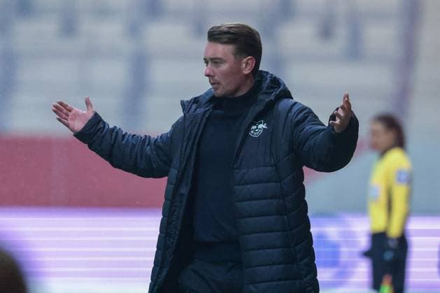 Cheftrainer Jonas Stephan (RB Leipzig Frauen) gestikuliert, gibt Anweisungen an die Mannschaft, FC Bayern Muenchen Frauen vs. RB Leipzig Frauen, Fussball, Frauen, Google Pixel Bundesliga, Saison 2025 2026, 15. Spieltag, 25.01.2026 DFB regulations prohibit any use of photographs as image sequences and or quasi-video Muenchen Bayern Deutschland