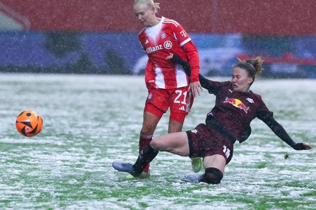 Pernille Harder 21 (FC Bayern Muenchen Frauen) und Annabel Schasching 16 (RB Leipzig Frauen) in Aktion, FC Bayern Muenchen Frauen vs. RB Leipzig Frauen, Fussball, Frauen, Google Pixel Bundesliga, Saison 2025 2026, 15. Spieltag, 25.01.2026 DFB regulations prohibit any use of photographs as image sequences and or quasi-video Muenchen Bayern Deutschland