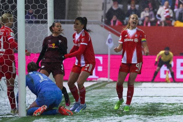 Jovana Damnjanovic 9 (FC Bayern Muenchen Frauen) und Glodis Perla Viggosdottir 4 (FC Bayern Muenchen Frauen) jubeln ueber das 3:0, Emotion, Freude, FC Bayern Muenchen Frauen vs. RB Leipzig Frauen, Fussball, Frauen, Google Pixel Bundesliga, Saison 2025 2026, 15. Spieltag, 25.01.2026 DFB regulations prohibit any use of photographs as image sequences and or quasi-video Muenchen Bayern Deutschland