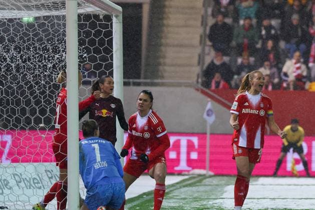Jubel bei Jovana Damnjanovic 9 (FC Bayern Muenchen Frauen) und Glodis Perla Viggosdottir 4 (FC Bayern Muenchen Frauen) ueber das 3:0, der Schnee faellt vom Netz ab, FC Bayern Muenchen Frauen vs. RB Leipzig Frauen, Fussball, Frauen, Google Pixel Bundesliga, Saison 2025 2026, 15. Spieltag, 25.01.2026 DFB regulations prohibit any use of photographs as image sequences and or quasi-video Muenchen Bayern Deutschland