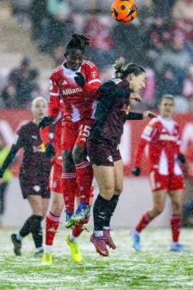Kampf um den Ball Zweikampf Kopfballduell zwischen Bernadette Amani (FC Bayern Muenchen Frauen, 15) und Gina Chmielinski (RB Leipzig, 10) GER, FC Bayern Muenchen Frauen vs. RB Leipzig, Fussball, Google Pixel Frauen-Bundesliga, 15. Spieltag, Saison 2025 2026, 25.01.2026. (DFL DFB REGULATIONS PROHIBIT ANY USE OF PHOTOGRAPHS as IMAGE SEQUENCES and or QUASI-VIDEO). GER, FC Bayern Muenchen Frauen vs. RB Leipzig, Fussball, Google Pixel Frauen-Bundesliga, 15. Spieltag, Saison 2025 2026, 25.01.2026. Muenchen Copyright: xEibner-Pressefoto HeikexFeinerx EP_HFR