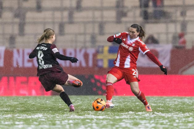 GOOGLE PIXEL Frauen Bundesliga: FC Bayern München - RB Leipzig; 25.01.2026 Zweikampf Emilia Asgeirsdottir (RB Leipzig, 8), Vanessa Gilles (FC Bayern München, 2) GOOGLE PIXEL Frauen Bundesliga, FC Bayern München - RB Leipzig, München, FC Bayern Campus am 25.01.2026 DFB REGULATIONS PROHIBIT ANY USE OF PHOTOGRAPHS AS IMAGE SEQUENCES AND OR QUASI-VIDEO. Copyright: xBEAUTIFULxSPORTS Wunderlx