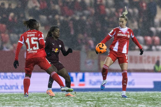 GOOGLE PIXEL Frauen Bundesliga: FC Bayern München - RB Leipzig; 25.01.2026 Zweikampf Kakounan Bernadette Amani (FC Bayern München, 15), Delice Boboy (RB Leipzig, 17), Giulia Gwinn (FC Bayern München, 7) GOOGLE PIXEL Frauen Bundesliga, FC Bayern München - RB Leipzig, München, FC Bayern Campus am 25.01.2026 DFB REGULATIONS PROHIBIT ANY USE OF PHOTOGRAPHS AS IMAGE SEQUENCES AND OR QUASI-VIDEO. Copyright: xBEAUTIFULxSPORTS Wunderlx