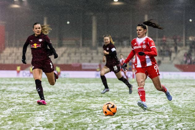 GOOGLE PIXEL Frauen Bundesliga: FC Bayern München - RB Leipzig; 25.01.2026 Zweikampf Andrea Norheim (RB Leipzig, 3), Jovana Damnjanovic (FC Bayern München, 9) GOOGLE PIXEL Frauen Bundesliga, FC Bayern München - RB Leipzig, München, FC Bayern Campus am 25.01.2026 DFB REGULATIONS PROHIBIT ANY USE OF PHOTOGRAPHS AS IMAGE SEQUENCES AND OR QUASI-VIDEO. Copyright: xBEAUTIFULxSPORTS Wunderlx