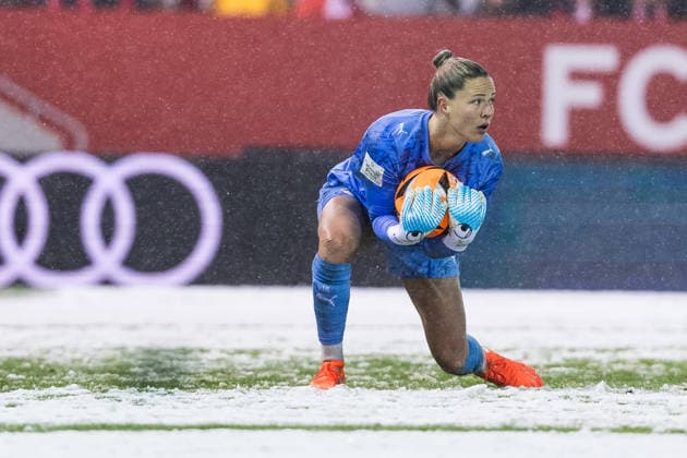 GOOGLE PIXEL Frauen Bundesliga: FC Bayern München - RB Leipzig; 25.01.2026 Elvira Herzog (RB Leipzig, 1) hält GOOGLE PIXEL Frauen Bundesliga, FC Bayern München - RB Leipzig, München, FC Bayern Campus am 25.01.2026 DFB REGULATIONS PROHIBIT ANY USE OF PHOTOGRAPHS AS IMAGE SEQUENCES AND OR QUASI-VIDEO. Copyright: xBEAUTIFULxSPORTS Wunderlx