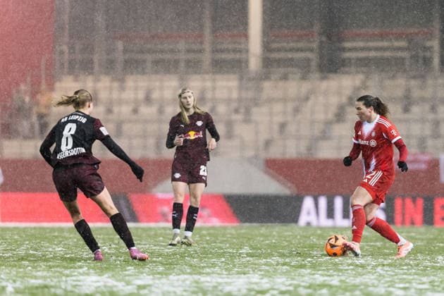 GOOGLE PIXEL Frauen Bundesliga: FC Bayern München - RB Leipzig; 25.01.2026 Vanessa Gilles (FC Bayern München, 2) am Ball GOOGLE PIXEL Frauen Bundesliga, FC Bayern München - RB Leipzig, München, FC Bayern Campus am 25.01.2026 DFB REGULATIONS PROHIBIT ANY USE OF PHOTOGRAPHS AS IMAGE SEQUENCES AND OR QUASI-VIDEO. Copyright: xBEAUTIFULxSPORTS Wunderlx