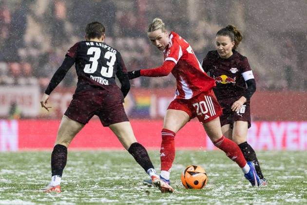 GOOGLE PIXEL Frauen Bundesliga: FC Bayern München - RB Leipzig; 25.01.2026 Zweikampf Sarah Dittrich (RB Leipzig, 33), Franziska Kett (FC Bayern München, 20), Annabel Schasching (RB Leipzig, 16) GOOGLE PIXEL Frauen Bundesliga, FC Bayern München - RB Leipzig, München, FC Bayern Campus am 25.01.2026 DFB REGULATIONS PROHIBIT ANY USE OF PHOTOGRAPHS AS IMAGE SEQUENCES AND OR QUASI-VIDEO. Copyright: xBEAUTIFULxSPORTS Wunderlx