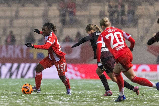 GOOGLE PIXEL Frauen Bundesliga: FC Bayern München - RB Leipzig; 25.01.2026 Kakounan Bernadette Amani (FC Bayern München, 15) am Ball GOOGLE PIXEL Frauen Bundesliga, FC Bayern München - RB Leipzig, München, FC Bayern Campus am 25.01.2026 DFB REGULATIONS PROHIBIT ANY USE OF PHOTOGRAPHS AS IMAGE SEQUENCES AND OR QUASI-VIDEO. Copyright: xBEAUTIFULxSPORTS Wunderlx