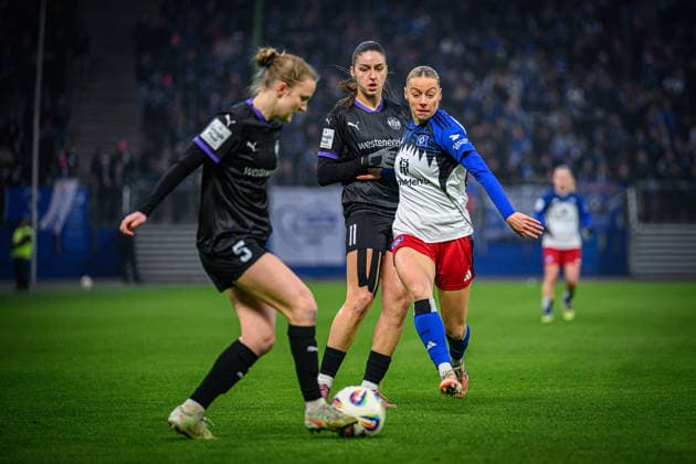 Fußball I Frauen I Saison 2025-2026 I Bundesliga I 15. Spieltag I Hamburger SV - SGS Essen I 25.01.2026 Paula Flach (5, SGS Essen), Laureta Elmazi (11, SGS Essen), Sophie Hillebrand (22, Hamburger SV) Hamburg Volksparkstadion Hamburg Deutschland Copyright: xLobecax xHenningxRohlfsx