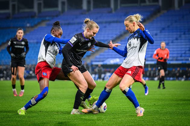 Fußball I Frauen I Saison 2025-2026 I Bundesliga I 15. Spieltag I Hamburger SV - SGS Essen I 25.01.2026 Magou DoucourÃ (2, Hamburger SV), Paula Flach (5, SGS Essen), Sophie Hillebrand (22, Hamburger SV) Hamburg Volksparkstadion Hamburg Deutschland Copyright: xLobecax xHenningxRohlfsx