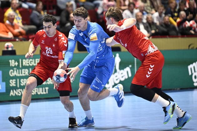 MALMÖ, SWEDEN 20260125 Croatia s Luka Lovre Klarica between Switzerland s Samuel Zehnder and Felix Aellen in action during the 2026 EHF European Men s Handball Championship (the EHF Euro 2026) intermediate round match between Switzerland and Croatia at the Malmö Arena, in Malmö, Sweden, on January 25, 2026. MALMÖ SWEDEN x50090x