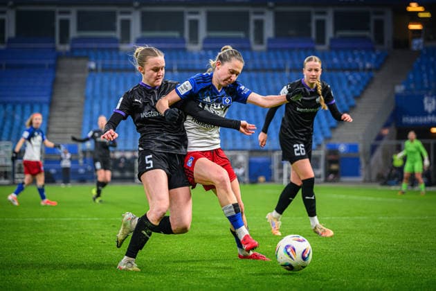 Fußball I Frauen I Saison 2025-2026 I Bundesliga I 15. Spieltag I Hamburger SV - SGS Essen I 25.01.2026 Paula Flach (5, SGS Essen), Maria Mikolajova (27, Hamburger SV) Hamburg Volksparkstadion Hamburg Deutschland Copyright: xLobecax xHenningxRohlfsx