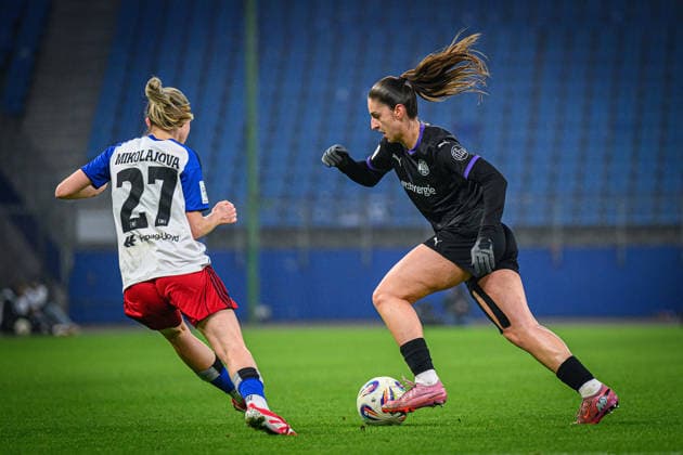 Fußball I Frauen I Saison 2025-2026 I Bundesliga I 15. Spieltag I Hamburger SV - SGS Essen I 25.01.2026 Maria Mikolajova (27, Hamburger SV), Laureta Elmazi (11, SGS Essen) Hamburg Volksparkstadion Hamburg Deutschland Copyright: xLobecax xHenningxRohlfsx