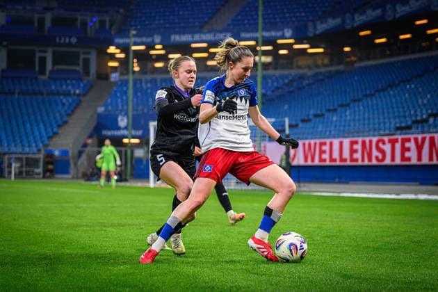 Fußball I Frauen I Saison 2025-2026 I Bundesliga I 15. Spieltag I Hamburger SV - SGS Essen I 25.01.2026 Paula Flach (5, SGS Essen), Maria Mikolajova (27, Hamburger SV) Hamburg Volksparkstadion Hamburg Deutschland Copyright: xLobecax xHenningxRohlfsx