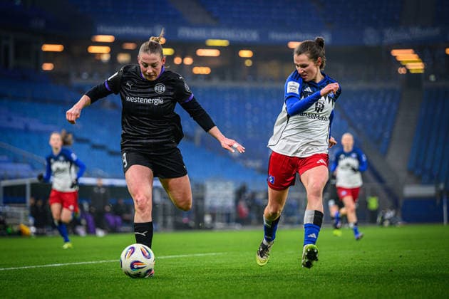 Fußball I Frauen I Saison 2025-2026 I Bundesliga I 15. Spieltag I Hamburger SV - SGS Essen I 25.01.2026 Ramona Maier (9, SGS Essen), Pauline Annette Machtens (28, Hamburger SV) Hamburg Volksparkstadion Hamburg Deutschland Copyright: xLobecax xHenningxRohlfsx