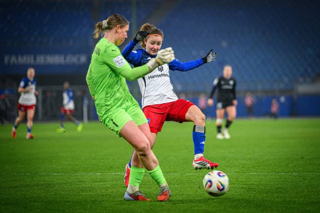 Fußball I Frauen I Saison 2025-2026 I Bundesliga I 15. Spieltag I Hamburger SV - SGS Essen I 25.01.2026 Kim Sindermann (1, SGS Essen), Melanie Brunnthaler (11, Hamburger SV) Hamburg Volksparkstadion Hamburg Deutschland Copyright: xLobecax xHenningxRohlfsx