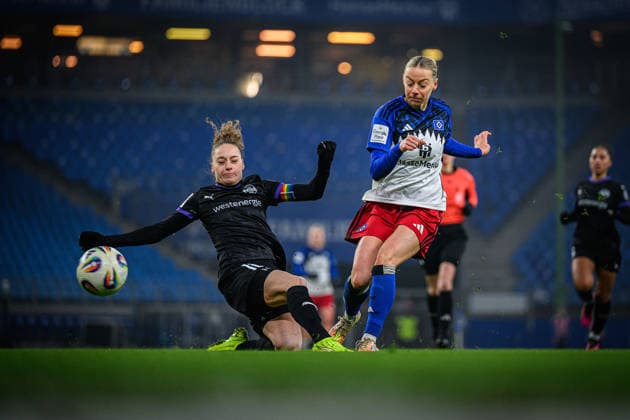 Fußball I Frauen I Saison 2025-2026 I Bundesliga I 15. Spieltag I Hamburger SV - SGS Essen I 25.01.2026 Jacqueline Meißner (16, SGS Essen), Sophie Hillebrand (22, Hamburger SV) Hamburg Volksparkstadion Hamburg Deutschland Copyright: xLobecax xHenningxRohlfsx