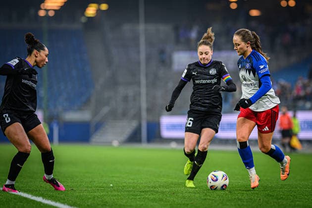 Fußball I Frauen I Saison 2025-2026 I Bundesliga I 15. Spieltag I Hamburger SV - SGS Essen I 25.01.2026 Vanessa Fürst (8, SGS Essen), Jacqueline Meißner (16, SGS Essen), Camilla Linberg (47, Hamburger SV) Hamburg Volksparkstadion Hamburg Deutschland Copyright: xLobecax xHenningxRohlfsx