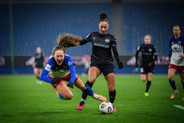 Fußball I Frauen I Saison 2025-2026 I Bundesliga I 15. Spieltag I Hamburger SV - SGS Essen I 25.01.2026 Camilla Linberg (47, Hamburger SV), Vanessa Fürst (8, SGS Essen) Hamburg Volksparkstadion Hamburg Deutschland Copyright: xLobecax xHenningxRohlfsx