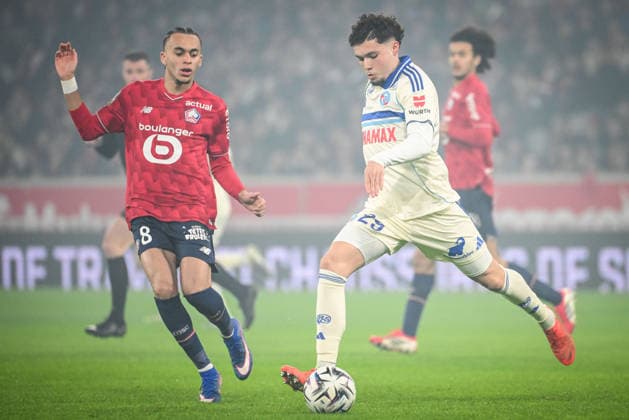 January 25, 2026, Lamorlaye, France, France: Ethan MBAPPE of Lille and Samir EL MOURABET of Strasbourg during the Ligue 1 match between Lille OSC (LOSC) and Racing Club de Strasbourg at Pierre Mauroy Stadium on January 25, 2026 in Villeneuve-d Ascq near Lille, France. Lamorlaye France - ZUMAm308 20260125_zsp_m308_001 Copyright: xMatthieuxMirvillex