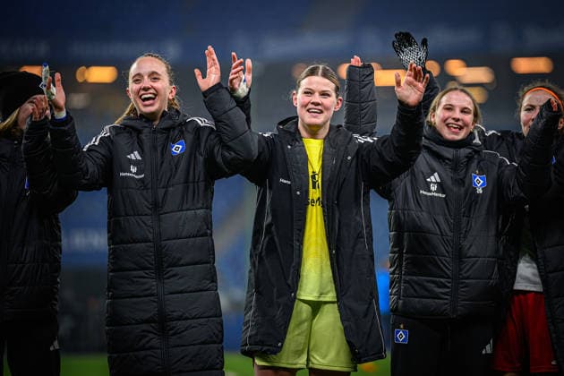 Fußball I Frauen I Saison 2025-2026 I Bundesliga I 15. Spieltag I Hamburger SV - SGS Essen I 25.01.2026 Victoria Schulz (19, Hamburger SV), Lea Paulick (25, Hamburger SV), Jonna Wrede(26, Hamburger SV) Hamburg Volksparkstadion Hamburg Deutschland Copyright: xLobecax xHenningxRohlfsx