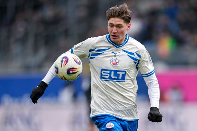 Ryan Naderi (Rostock, 20), am Ball, Einzelbild, Einzelfoto, Aktion, Action, 25.01.2026, Mannheim (Deutschland), Fussball, 3. Liga, SV Waldhof Mannheim - F.C. Hansa Rostock, DFB DFL REGULATIONS PROHIBIT ANY USE OF PHOTOGRAPHS AS IMAGE SEQUENCES AND OR QUASI-VIDEO.