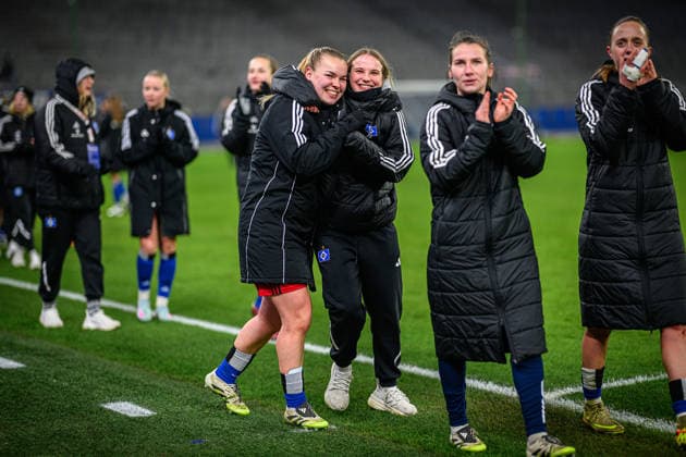Fußball I Frauen I Saison 2025-2026 I Bundesliga I 15. Spieltag I Hamburger SV - SGS Essen I 25.01.2026 Svea Stoldt (8, Hamburger SV), Jonna Wrede (26, Hamburger SV), Pauline Annette Machtens (28, Hamburger SV) Hamburg Volksparkstadion Hamburg Deutschland Copyright: xLobecax xHenningxRohlfsx