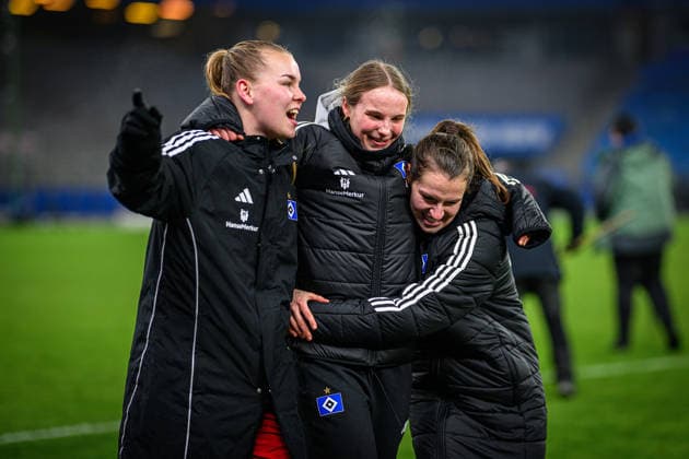 Fußball I Frauen I Saison 2025-2026 I Bundesliga I 15. Spieltag I Hamburger SV - SGS Essen I 25.01.2026 Svea Stoldt (8, Hamburger SV), Jonna Wrede (26, Hamburger SV), Pauline Annette Machtens (28, Hamburger SV) Hamburg Volksparkstadion Hamburg Deutschland Copyright: xLobecax xHenningxRohlfsx