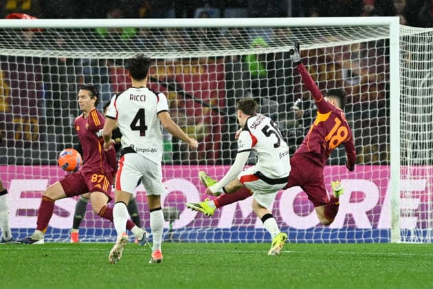 Foto IPP Cavaliere Emiliano. Roma 25 01 2026 Calcio Campionato Serie A 2025-2026. Roma - Milan. Nella foto: Alexis Saelemaekers al tiro contrastato da Matias Soule . Italy Photo Press - World Copyright italy ITALY  Copyright: xR4924_italyphotopressx