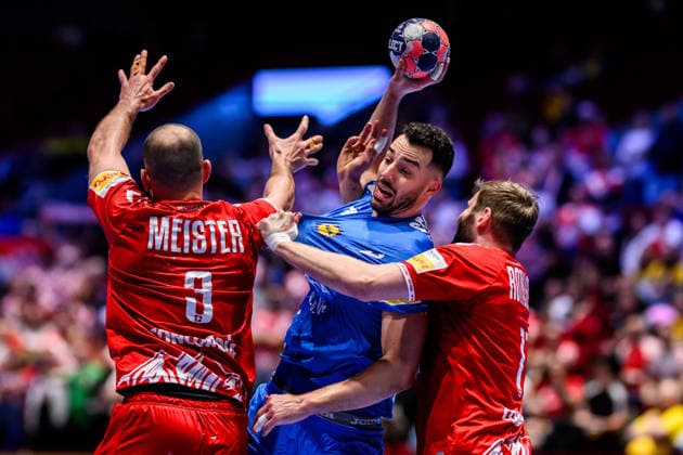 260125 Zvonimir Srna of Croatia and Lucas Julien Meister and Felix Aellen of Switzerland during the EHF European Handball Championship main round match between Switzerland and Croatia on January 25, 2026 in Malmö. Photo: Petter Arvidson BILDBYRAN kod PA PA1139 handball handboll handball handbolls-em 2026 schweiz croatia ehf european handball championship switzerland kroatien bbeng grappa33 Copyright: PETTERxARVIDSON BB260125PA245