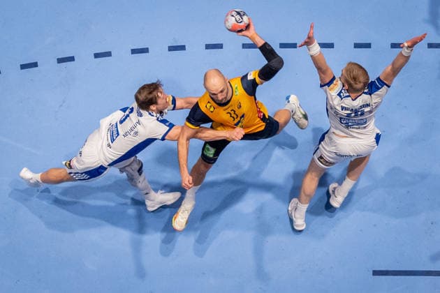 260125 Lukas Sandell of Sweden against Janus Dadi Smarason and Ellidi Vidarsson of Iceland during the EHF European Handball Championship main round match between Iceland and Sweden on January 25, 2026 in Malmö. Photo: Petter Arvidson BILDBYRAN kod PA PA1138 handball handboll handball handbolls-em 2026 island iceland sverige sweden ehf european handball championship bbeng Copyright: PETTERxARVIDSON BB260125PA275