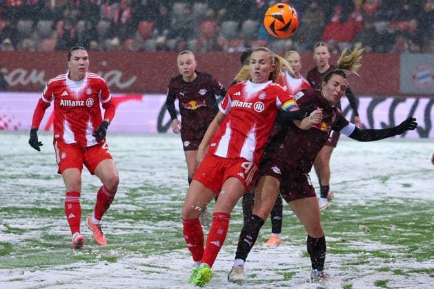 Die beiden Spielfuehrerinnen Glodis Perla Viggosdottir 4 (FC Bayern Muenchen Frauen) und Sandra Starke 13 (RB Leipzig Frauen) im Duell, Aktion, FC Bayern Muenchen Frauen vs. RB Leipzig Frauen, Fussball, Frauen, Google Pixel Bundesliga, Saison 2025 2026, 15. Spieltag, 25.01.2026 DFB regulations prohibit any use of photographs as image sequences and or quasi-video Muenchen Bayern Deutschland *** The two match leaders Glodis Perla Viggosdottir 4 FC Bayern Muenchen Frauen and Sandra Starke 13 RB Leipzig Frauen in a duel, Action, FC Bayern Muenchen Frauen vs RB Leipzig Frauen, Football, Women, Google Pixel Bundesliga, Season 2025 2026, 15 Matchday, 25 01 2026 DFB regulations prohibit any use of photographs as image sequences and or quasi video Muenchen Bayern Germany Copyright: xkolbert-press MartinxAgüerax