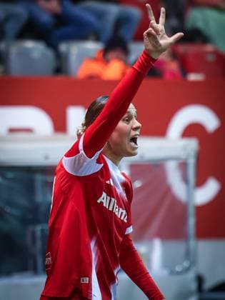 Klara Buehl 17 (FC Bayern Muenchen Frauen) gestikuliert, spricht mit ihren Mitspielerinnen, FC Bayern Muenchen Frauen vs. RB Leipzig Frauen, Fussball, Frauen, Google Pixel Bundesliga, Saison 2025 2026, 15. Spieltag, 25.01.2026 DFB regulations prohibit any use of photographs as image sequences and or quasi-video Muenchen Bayern Deutschland