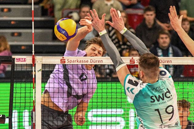 v.li.: Julian Lenz (VCO Berlin, 17), Ryan Poole (Powervolleys Düren, 19) am Netz im Zweikampf, Duell, duel, tackle, Dynamik, Action, Aktion,, 25.01.2026, Düren (Deutschland), Volleyball, 1. Bundesliga Männer, SWD Powervolleys Düren - VCO Berlin