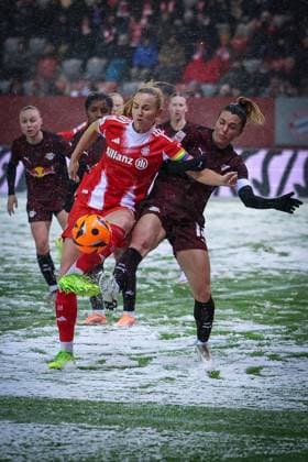 Die beiden Spielfuehrerinnen Glodis Perla Viggosdottir 4 (FC Bayern Muenchen Frauen) und Sandra Starke 13 (RB Leipzig Frauen) im Duell, Aktion, FC Bayern Muenchen Frauen vs. RB Leipzig Frauen, Fussball, Frauen, Google Pixel Bundesliga, Saison 2025 2026, 15. Spieltag, 25.01.2026 DFB regulations prohibit any use of photographs as image sequences and or quasi-video Muenchen Bayern Deutschland