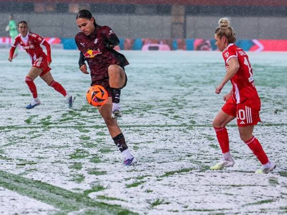 Lisa Baum 11 (RB Leipzig Frauen) in Aktion, mit Linda Dallmann 10 (FC Bayern Muenchen Frauen), FC Bayern Muenchen Frauen vs. RB Leipzig Frauen, Fussball, Frauen, Google Pixel Bundesliga, Saison 2025 2026, 15. Spieltag, 25.01.2026 DFB regulations prohibit any use of photographs as image sequences and or quasi-video Muenchen Bayern Deutschland