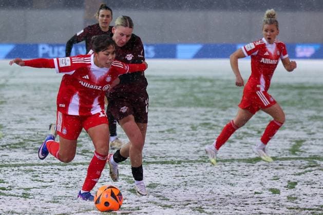 Momoko Tanikawa 18 (FC Bayern Muenchen Frauen) in Aktion, mit Marlene Mueller 27 (RB Leipzig Frauen), rechts Linda Dallmann 10 (FC Bayern Muenchen Frauen), FC Bayern Muenchen Frauen vs. RB Leipzig Frauen, Fussball, Frauen, Google Pixel Bundesliga, Saison 2025 2026, 15. Spieltag, 25.01.2026 DFB regulations prohibit any use of photographs as image sequences and or quasi-video Muenchen Bayern Deutschland