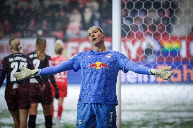Elvira Herzog 1 (RB Leipzig Frauen) aufgebracht, gestikuliert, FC Bayern Muenchen Frauen vs. RB Leipzig Frauen, Fussball, Frauen, Google Pixel Bundesliga, Saison 2025 2026, 15. Spieltag, 25.01.2026 DFB regulations prohibit any use of photographs as image sequences and or quasi-video Muenchen Bayern Deutschland