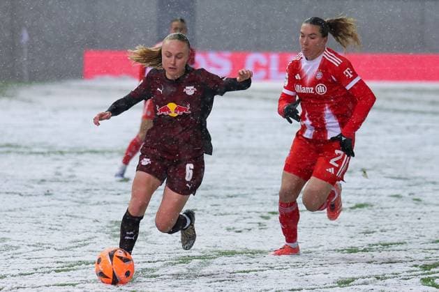 Lou-Ann Joly 6 (RB Leipzig Frauen) und Vanessa Gilles 2 (FC Bayern Muenchen Frauen) in Aktion, FC Bayern Muenchen Frauen vs. RB Leipzig Frauen, Fussball, Frauen, Google Pixel Bundesliga, Saison 2025 2026, 15. Spieltag, 25.01.2026 DFB regulations prohibit any use of photographs as image sequences and or quasi-video Muenchen Bayern Deutschland